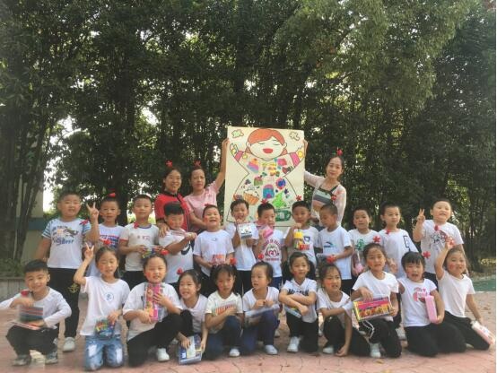 E:\班级照片\~44MEY2I_BQ9D[U6WB9~6IS.jpg